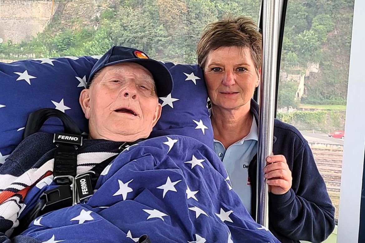 Fahrgast mit Wunscherfüllerin.jpg