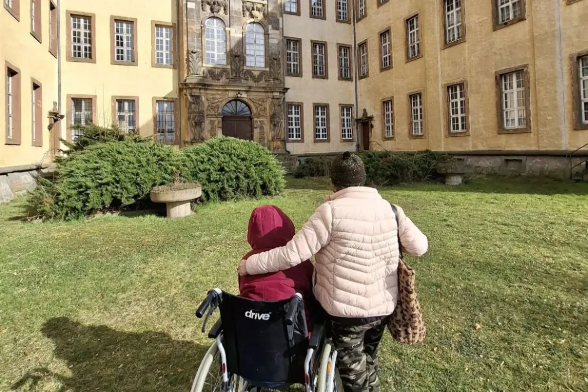Die zwei Freundinnen vor dem Schloss 