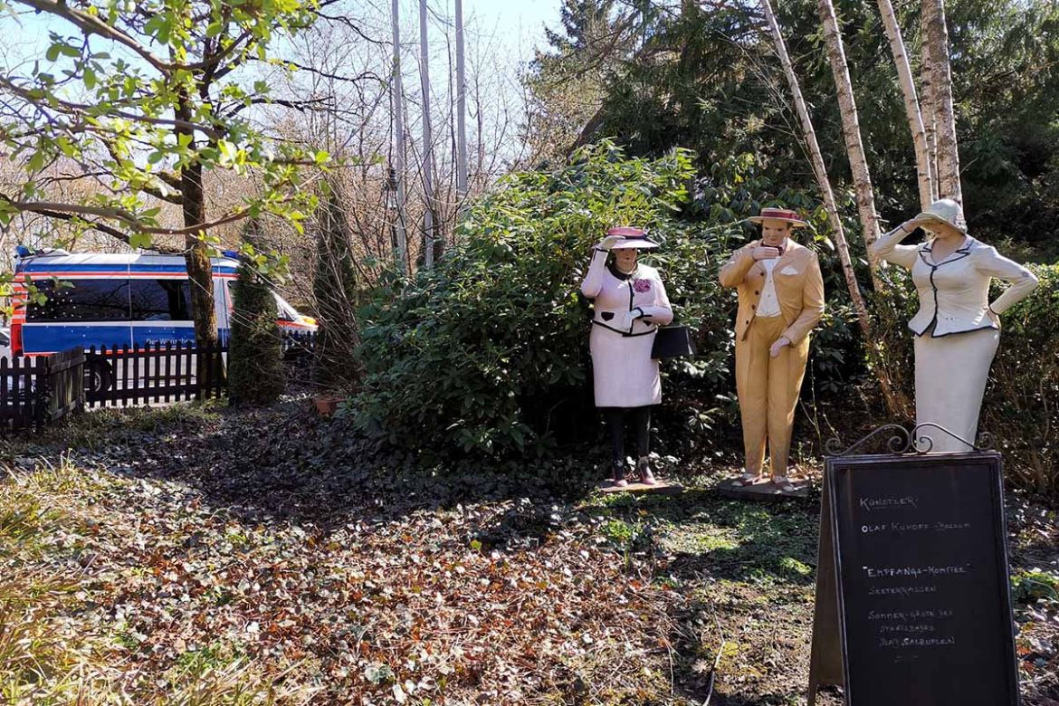 Statuen im Garten.jpg