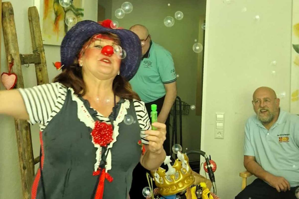 Als Clown verkleidet.jpg
