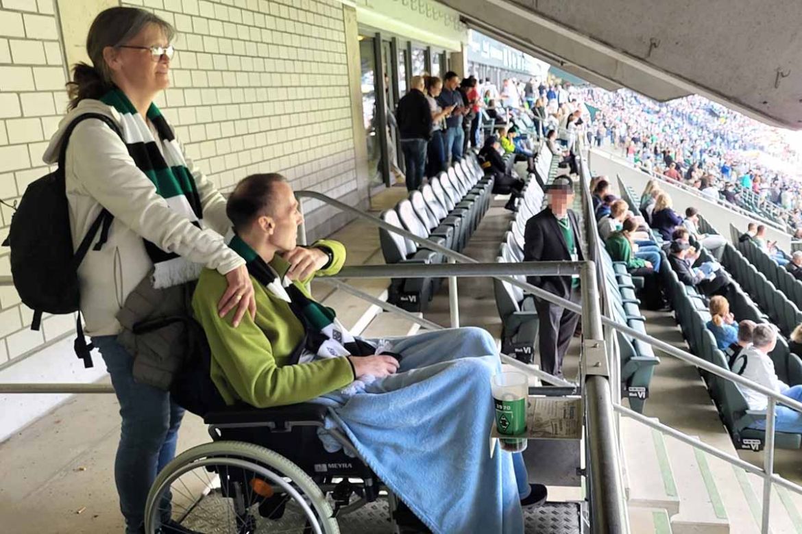 Fahrgast auf Tribüne.jpg