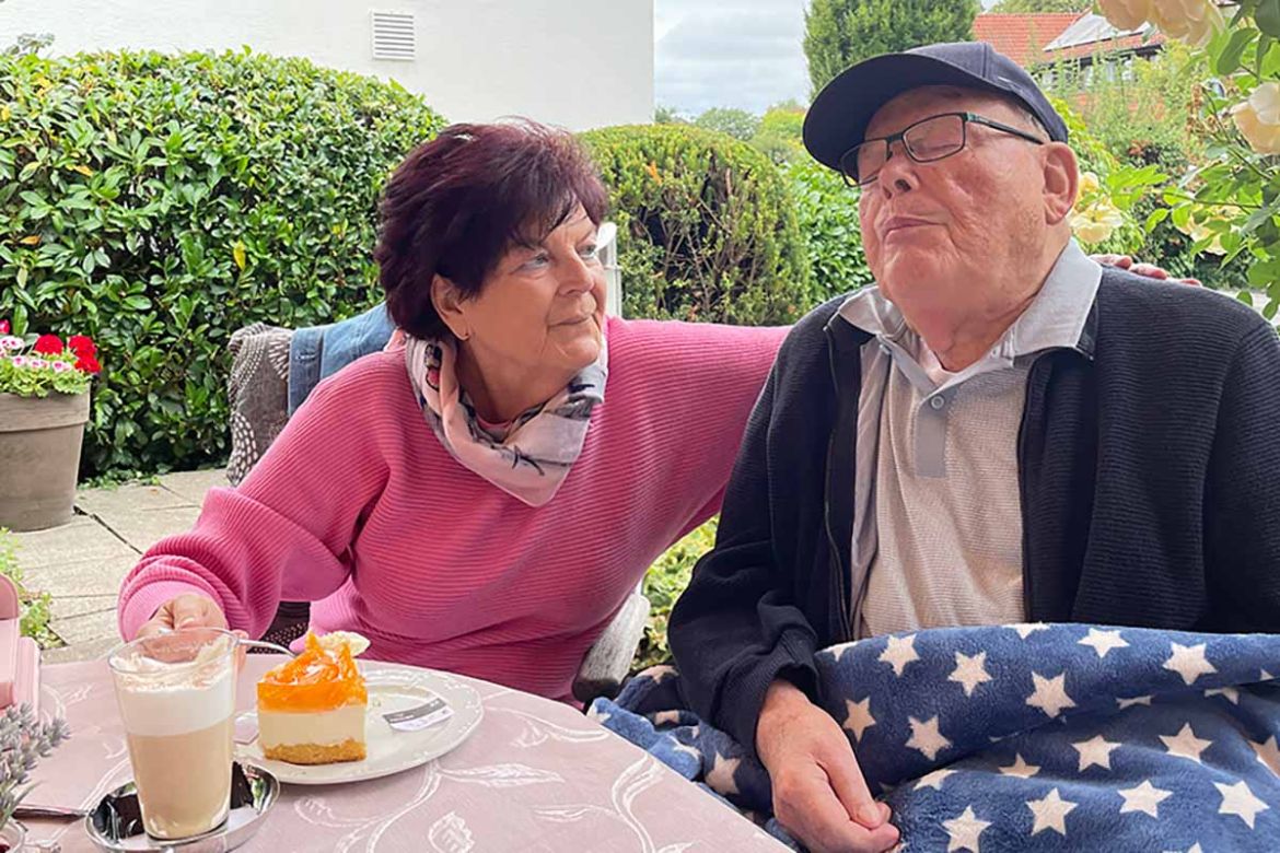 Fahrgast mit Begleitung.jpg