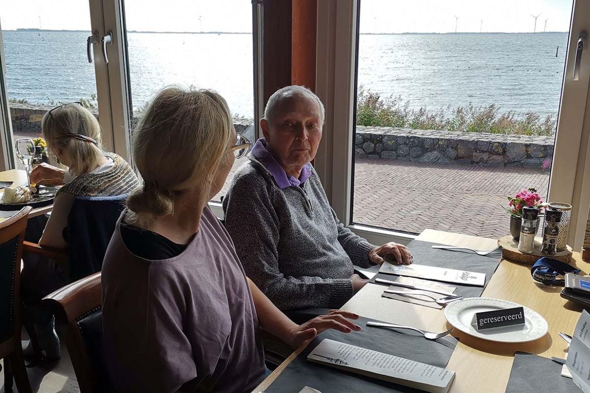 Fahrgast mit Begleitung.jpg