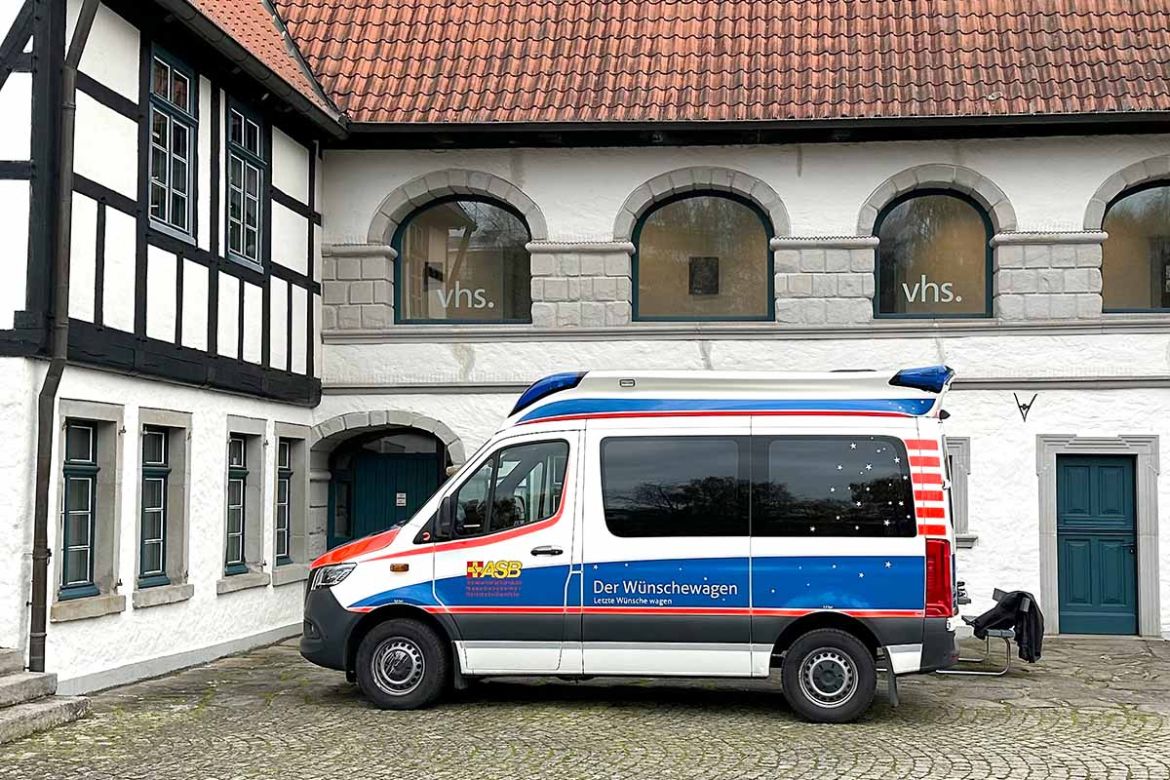 Wünschewagen vor Haus.jpg