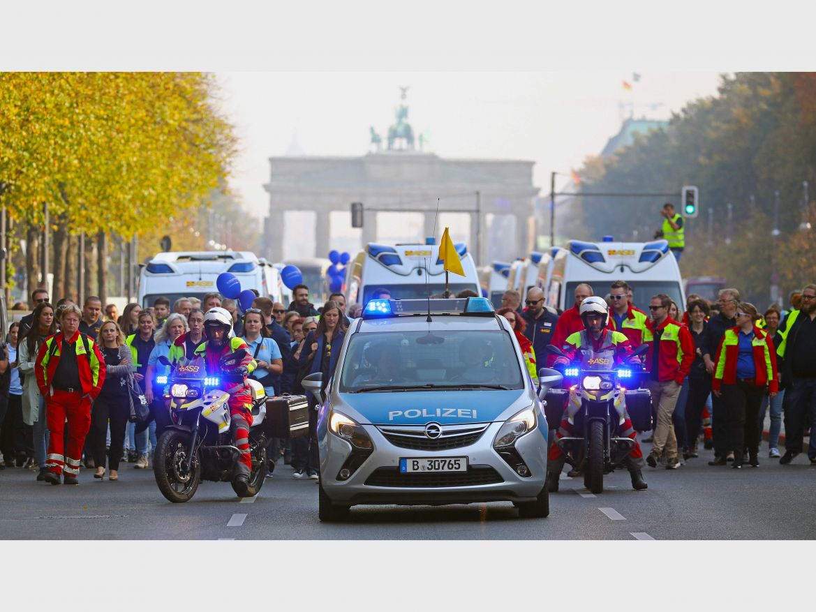 Wünschewagen-ASB-Letzte-Wünsche-wagen-Jens-Spahn-ulrich-Bauch-Sternfahrt-Brandenburger-Tor (6).jpg