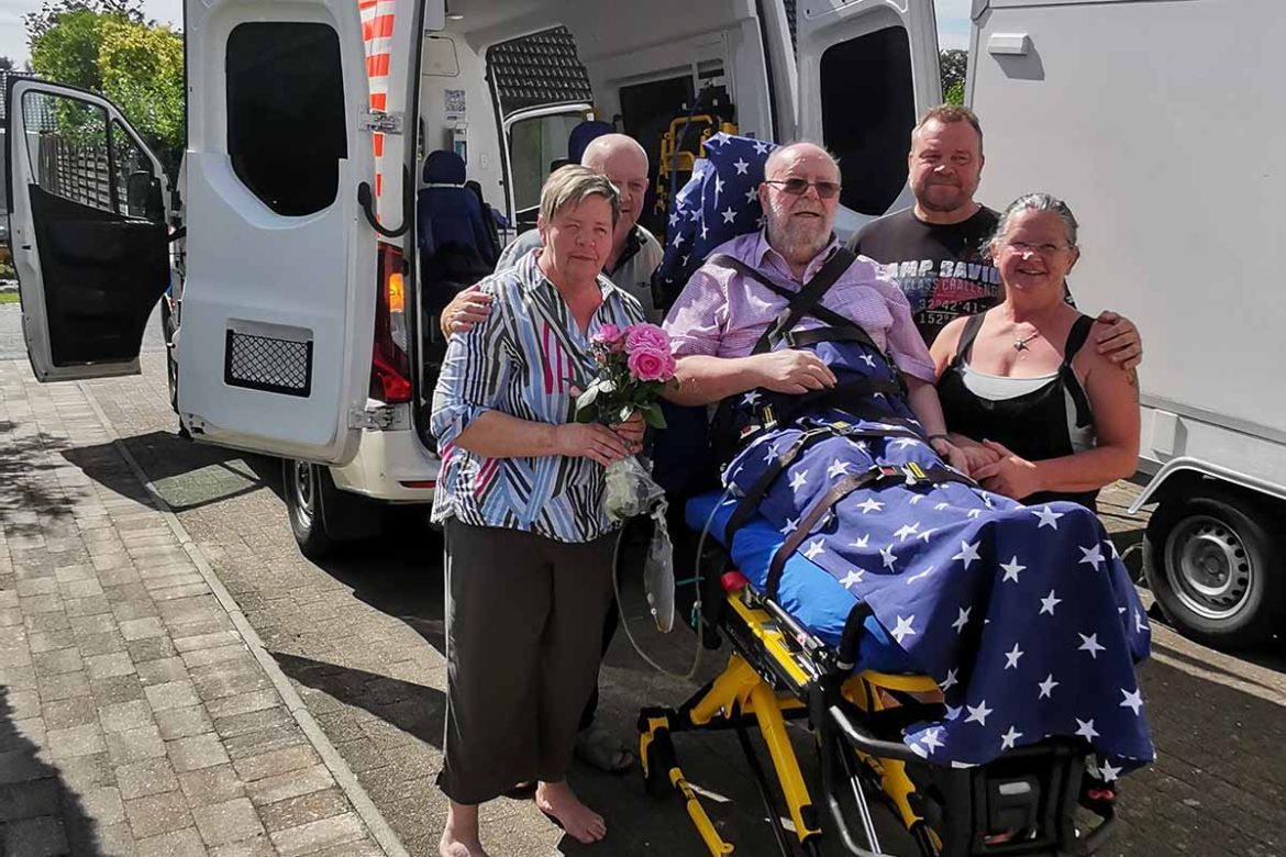 Gruppenfoto vor Wünschewagen.jpg