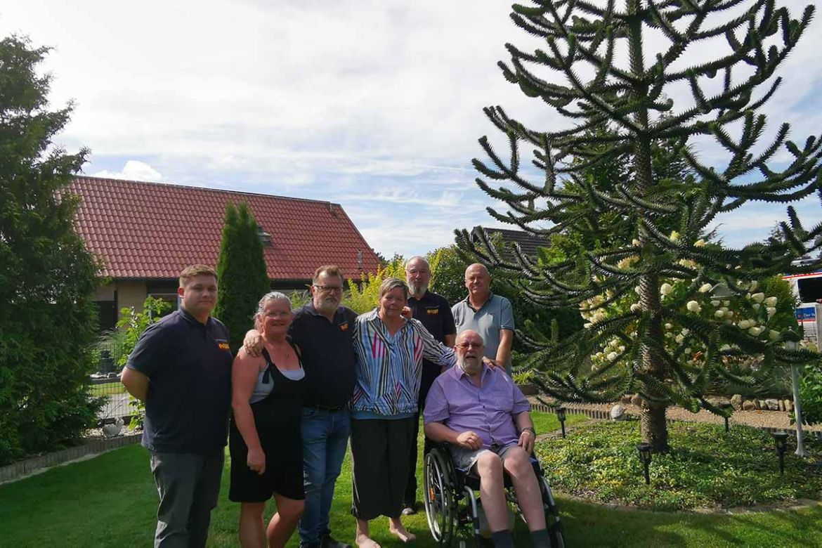 Gruppenfoto im Garten.jpg