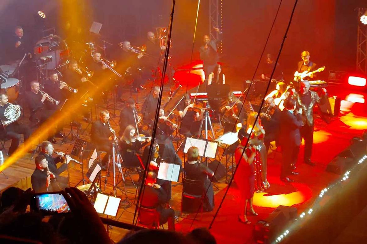 Bühne mit Orchester 2.jpg