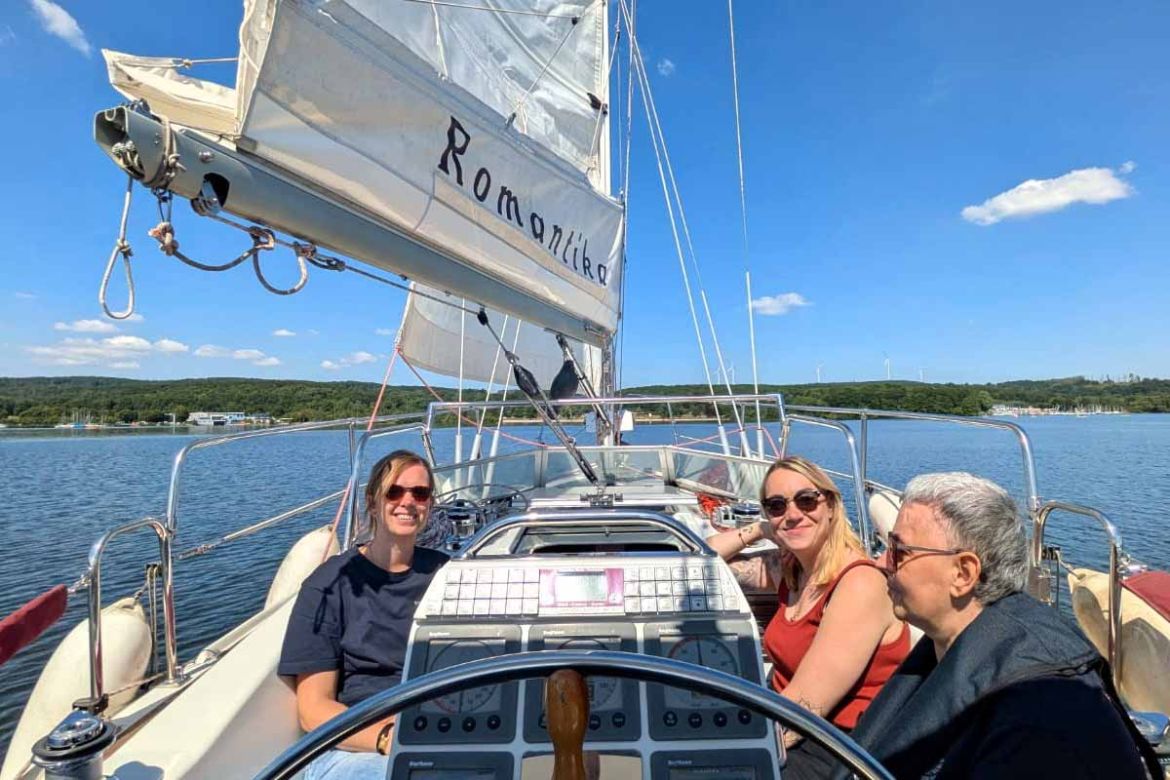 Fahrgast mit Begleitung auf Boot.jpg
