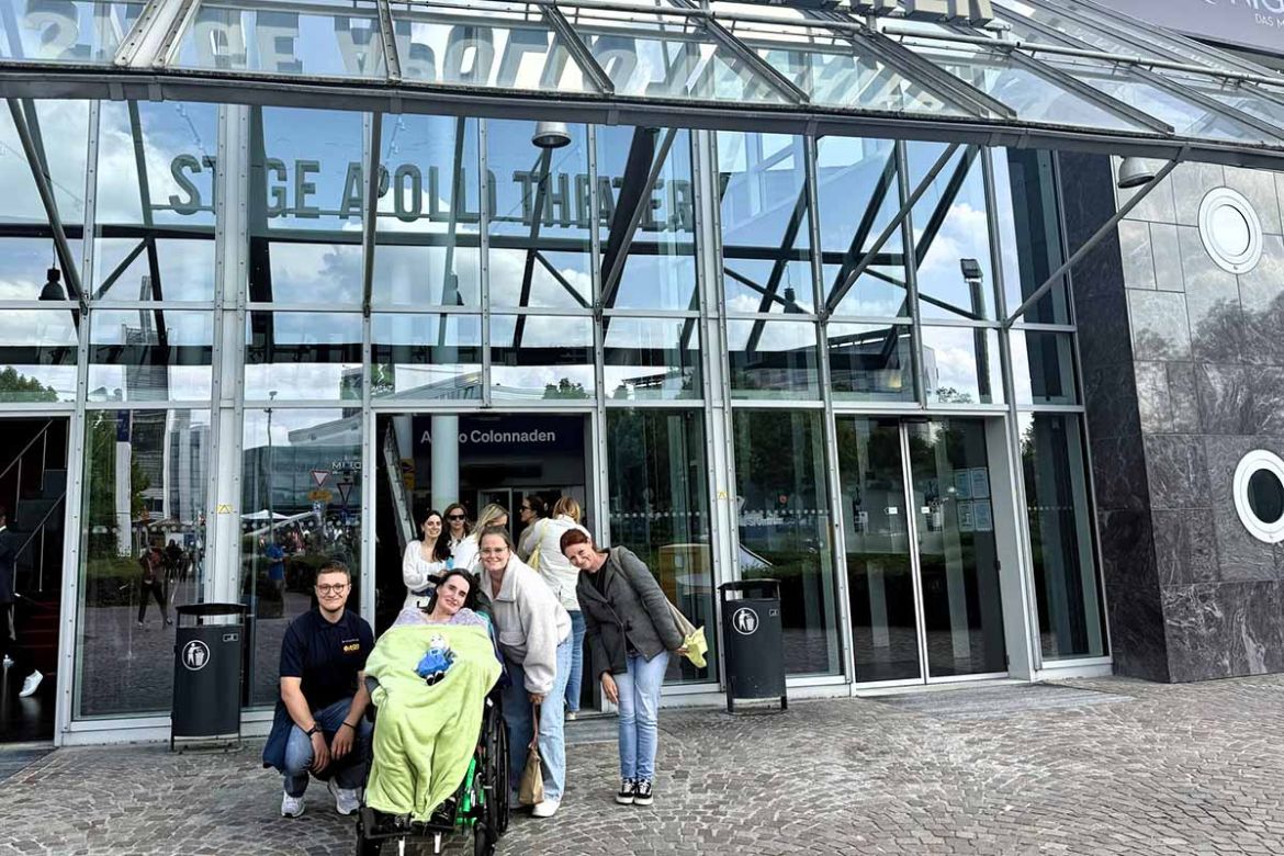 Vor dem Theater.jpg