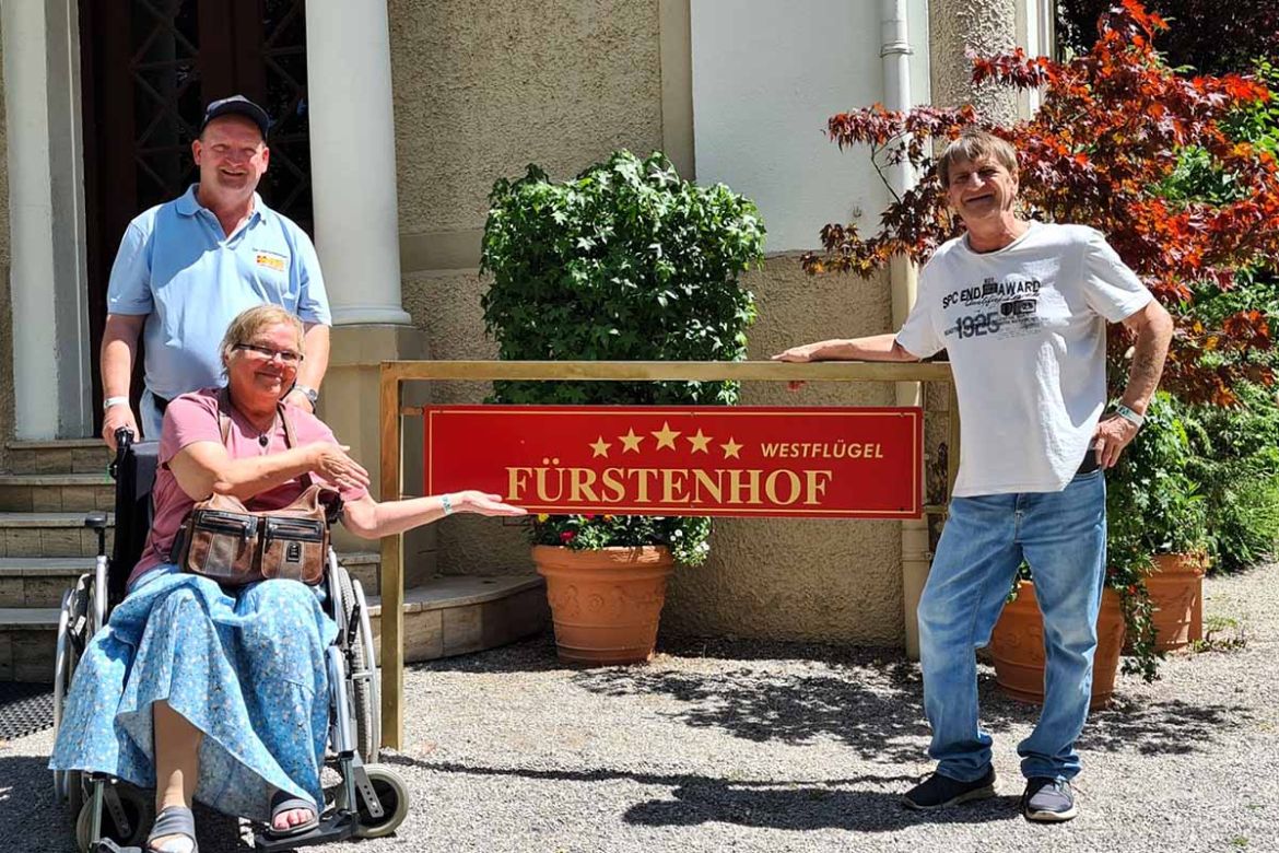 Gruppe vor dem Fürstenhof.jpg