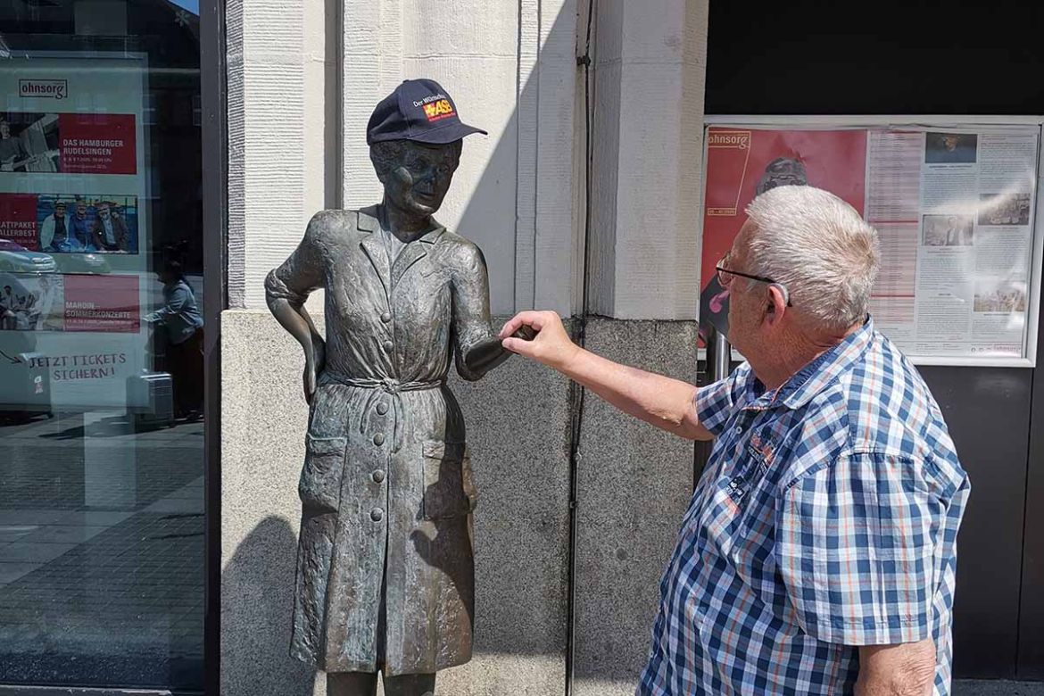 Vor der Statue.jpg