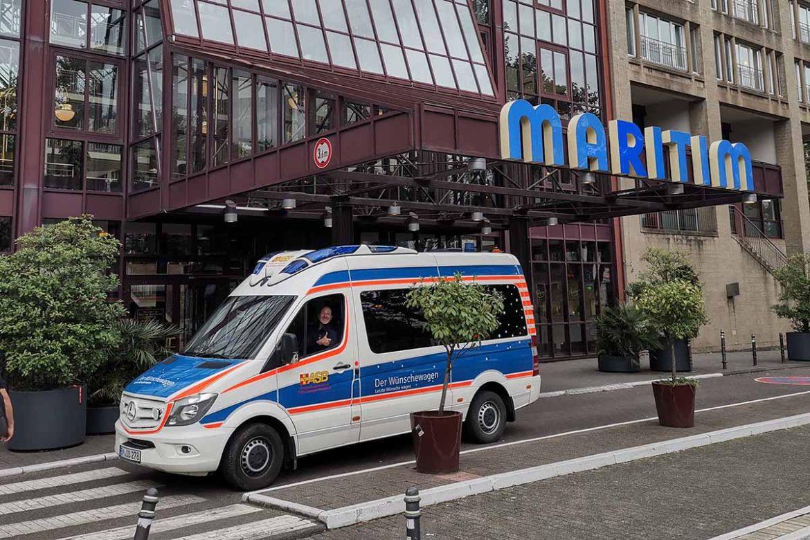 Wünschewagen vor Maritim Hotel.jpg