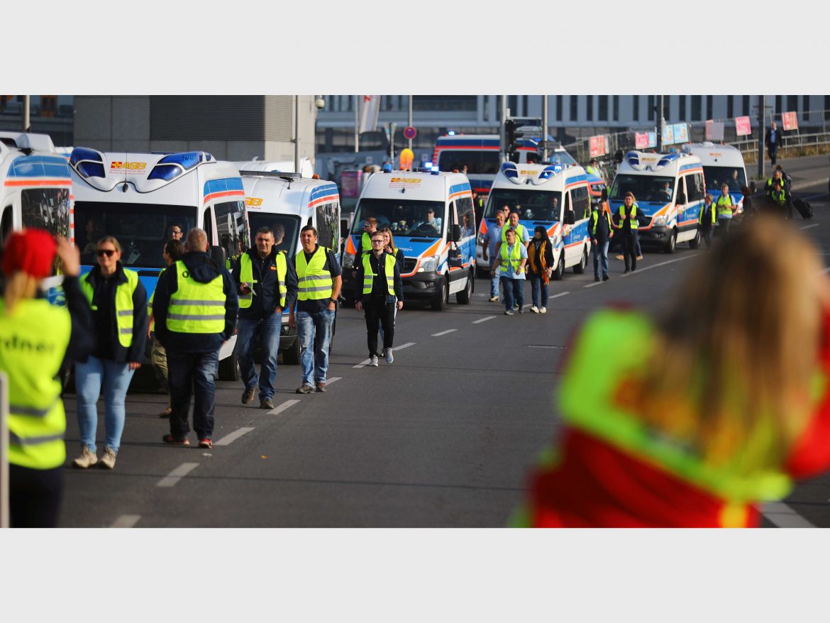 Wünschewagen-ASB-Letzte-Wünsche-wagen-Jens-Spahn-ulrich-Bauch-Sternfahrt-Brandenburger-Tor (13).jpg