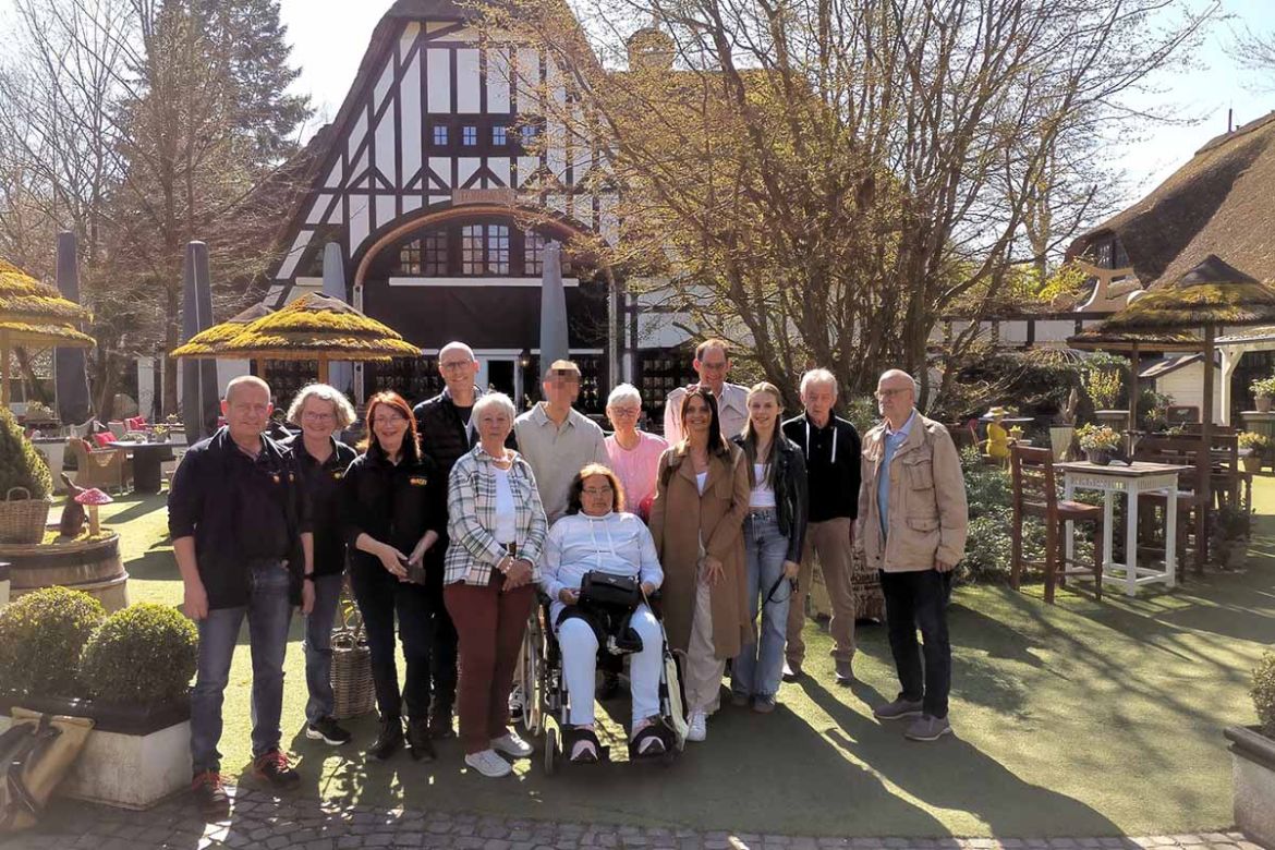Gruppenfoto vor Restaurant.jpg