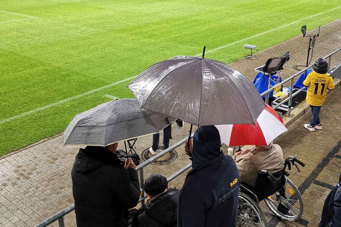 Regen am Spielfeldrand.jpg