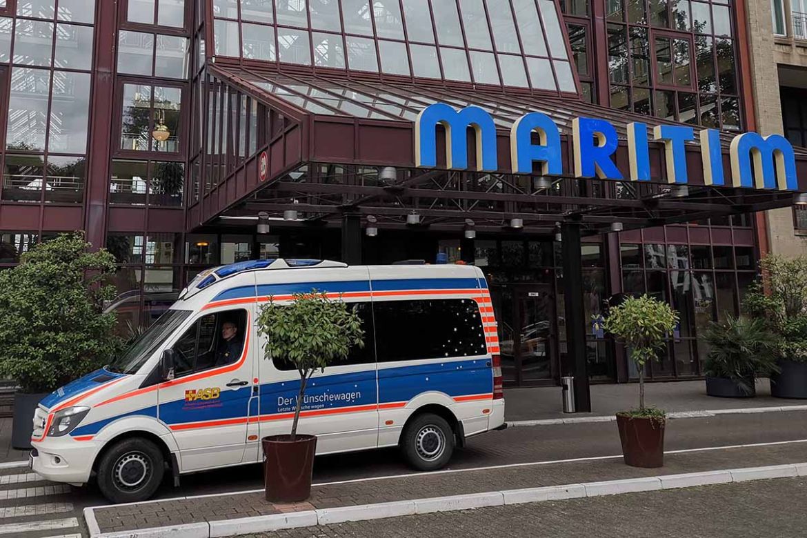 Wünschewagen vor Maritim Hotel2.jpg