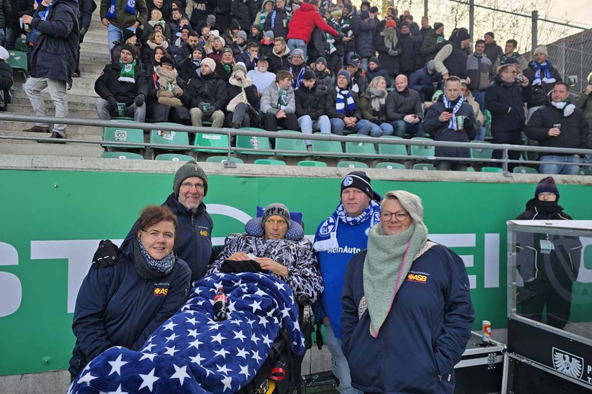 Gruppenfoto Tribüne.jpg