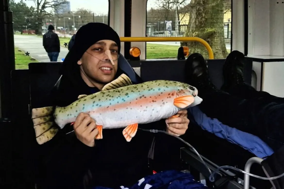 Mit seiner Regenbogenforelle