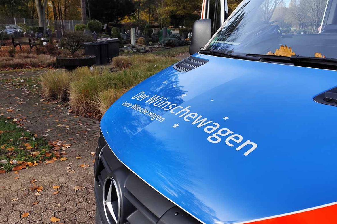 Wünschewagen auf dem Friedhof.jpg