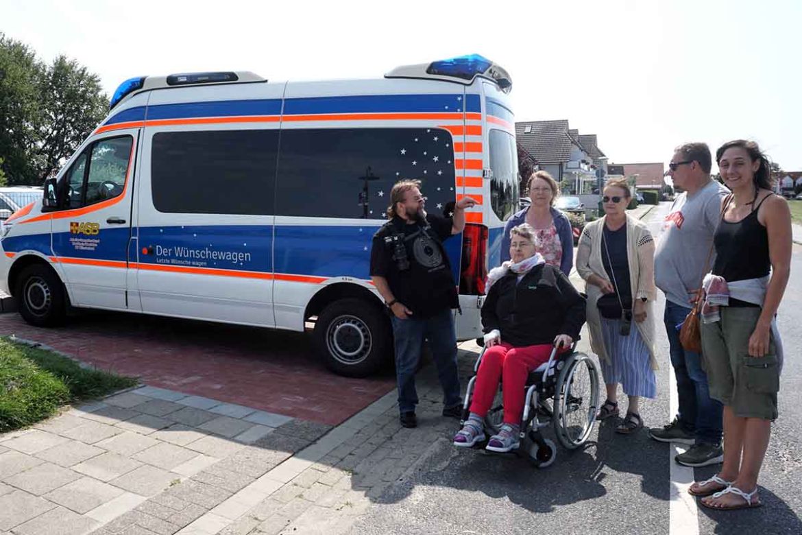 Gruppenfoto vor dem Wünschewagen.jpg