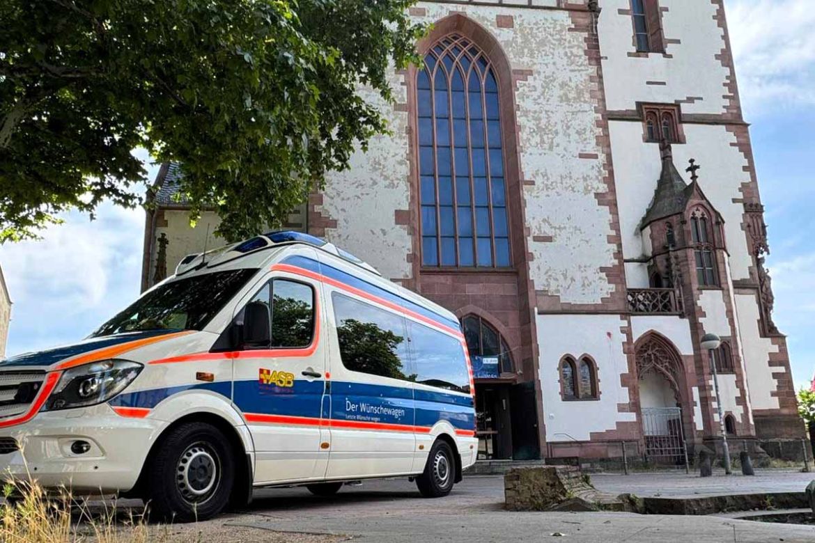 ASB Wünschewagen vor Kirche.jpg
